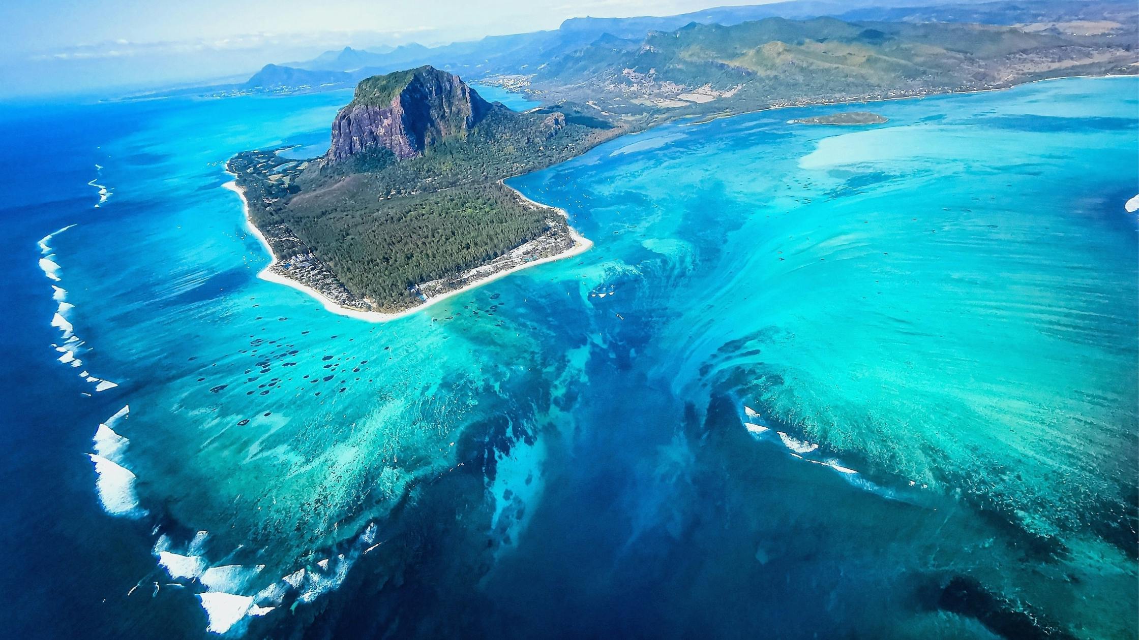 Explore the Underwater Waterfall Illusion